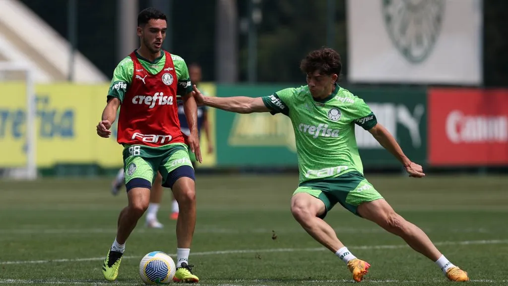 Figueiredo em ação durente disputa com Gyai na Academia de Futebol – (Foto: Cesar Greco/Palmeiras/by Canon)