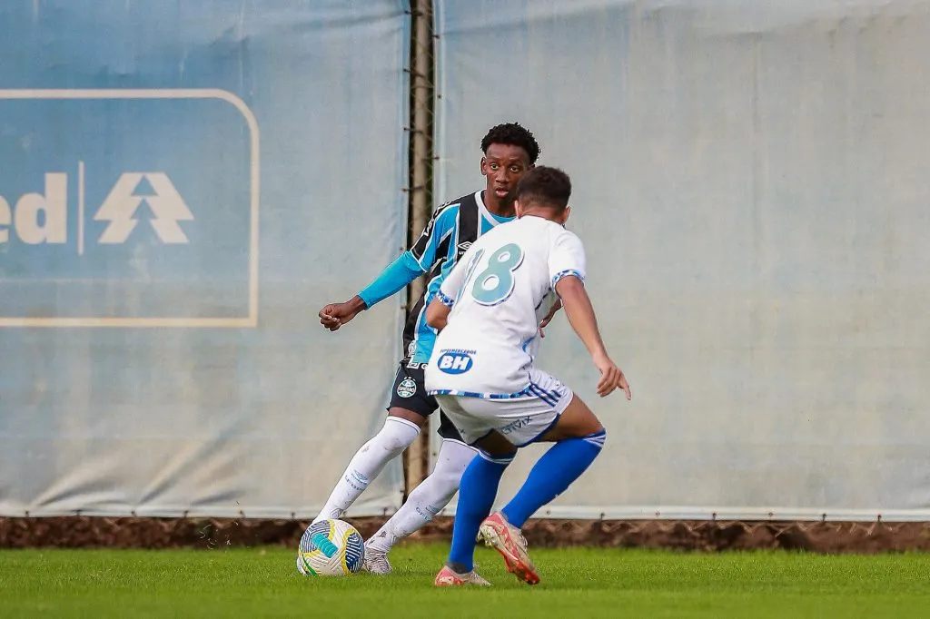 Gabriel Mec, meia da base do Gremio domina a bola em partida contra o Cruzeiro no Campeonato Brasileiro Sub-20, no CT Presidente Helio Dourado. Foto: Giancarlo Santorum/AGIF