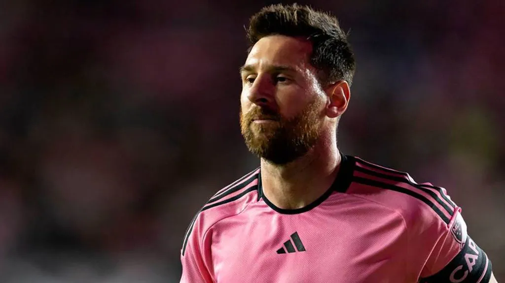 Messi com uniforme rosa do Inter Miami - Foto: IMAGO