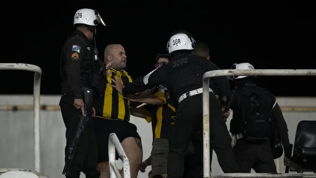 Torcida do Peñarol no Estádio Nilton Santos, contra o Botafogo. Foto: Jorge Rodrigues/AGIF