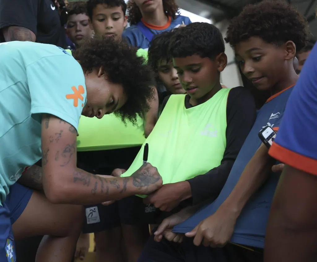 Yaya, jogadora da Seleção durante sessão de autógrafos com as crianças da escolinha de futebol capixaba antes de treino para os amistosos – Foto:  Livia Villas Boas/CBF