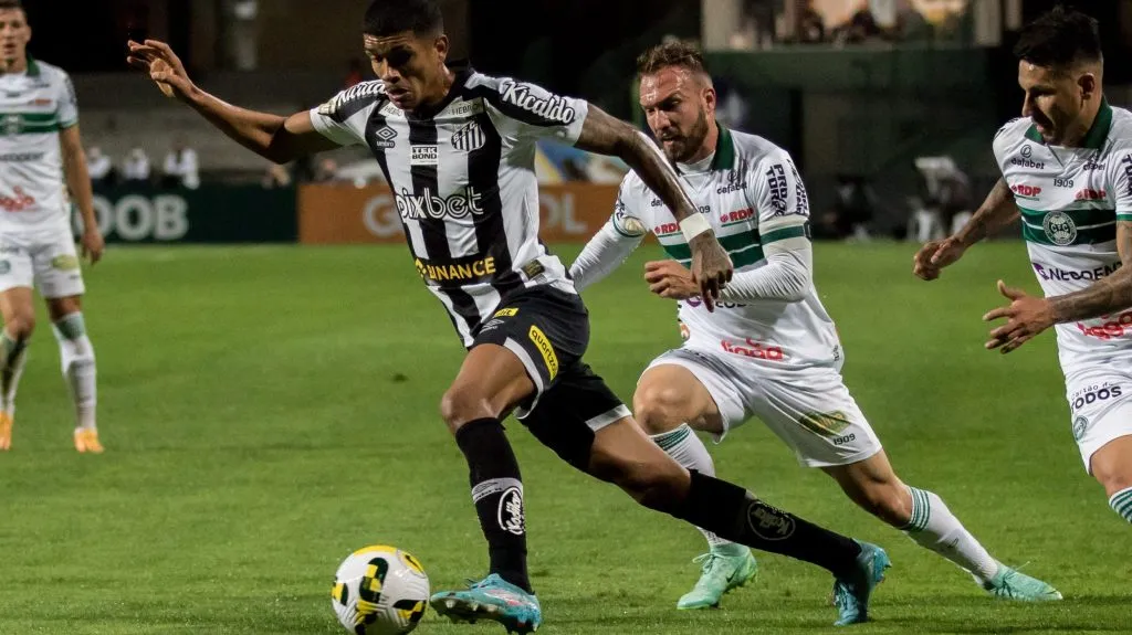 Lucas Barbosa em ação pelo Santos durante Brasileirão de 2022 – Foto: Robson Mafra/AGIF