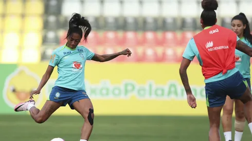 Atacante, Kerolin treina pênaltis e passes junto com companheiras de elenco da Seleção durante treino para os amistosos contra a Colômbia