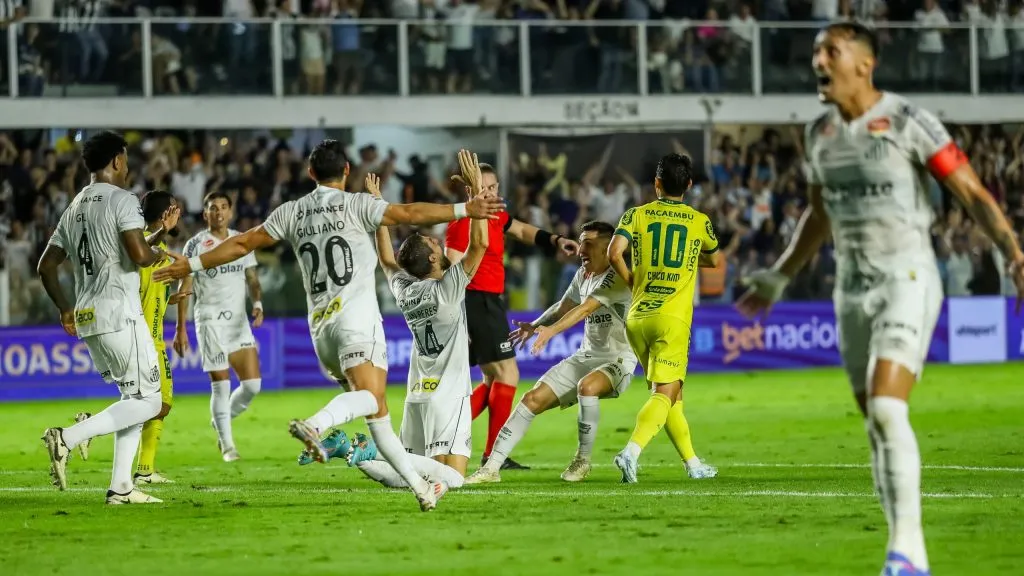 Santos comemora vitória na Série B. Foto: Marco Miatelo/AGIF