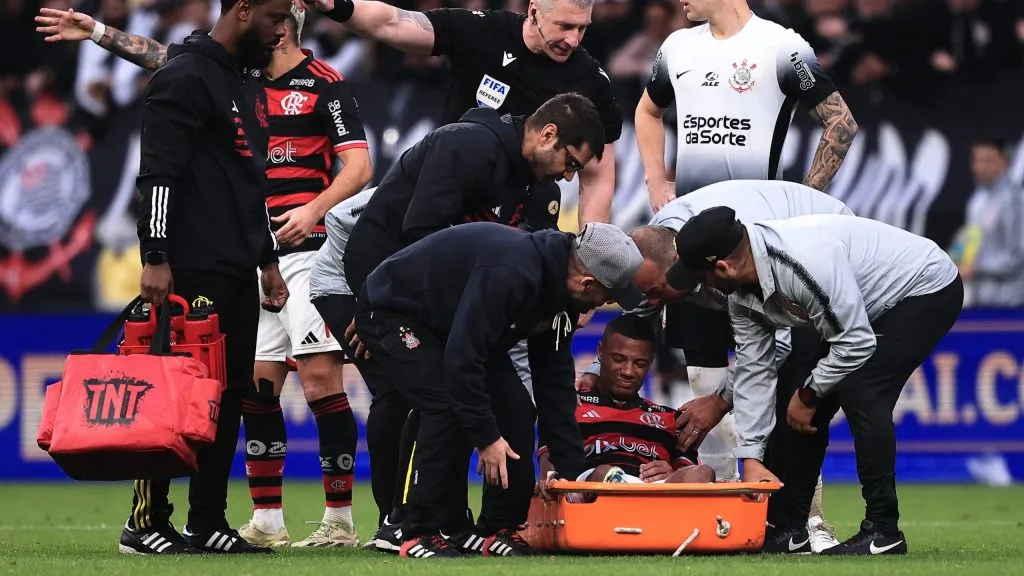 De la Cruz sofre lesão no Flamengo. Foto: Ettore Chiereguini/AGIF