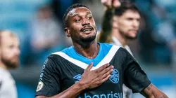 Edenílson, volante do Grêmio, durante partida contra o Criciúma no estádio Arena do Grêmio pelo Campeonato Brasileiro