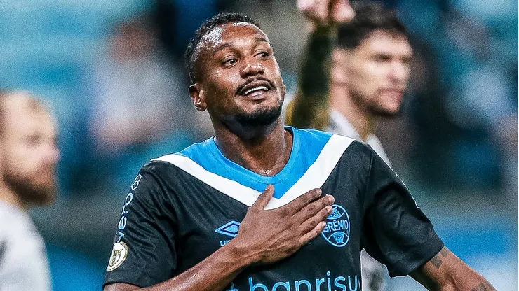 Edenílson, volante do Grêmio, durante partida contra o Criciúma no estádio Arena do Grêmio pelo Campeonato Brasileiro