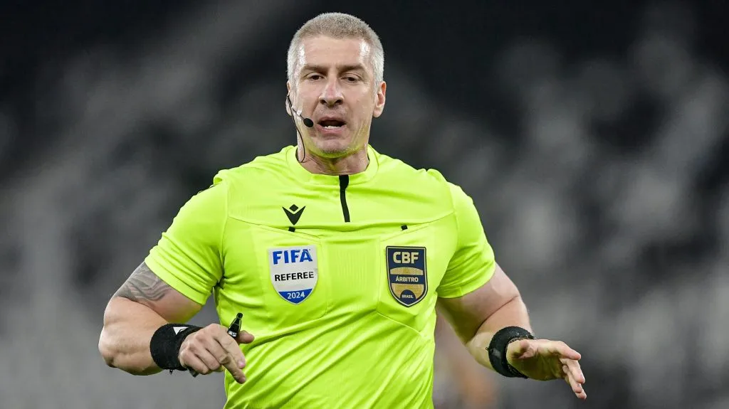 Foto: Thiago Ribeiro/AGIF – O árbitro Anderson Daronco durante partida entre Vasco e Fluminense no estadio Engenhao pelo campeonato Brasileiro A 2024