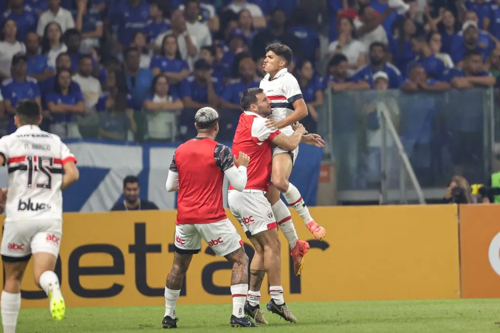 William Gomes, jogador do São Paulo comemora seu gol durante partida contra o Cruzeiro no Mineirão – Brasileiro A 2024. Foto: Gilson Lobo/AGIF
