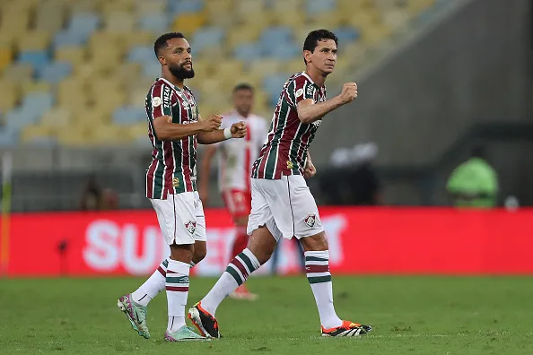 Ganso (R), do Fluminense comemora com Samuel Xavier após marcar o primeiro gol da equipe contra o Internacional – Brasileirao 2024, no Maracanã Foto: Wagner Meier/Getty Images
