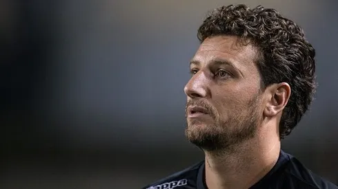 Elano, ex-treinador do Santos durante o hino nacional antes da partida entre Santos e Botafogo como parte do Campeonato Brasileiro 2017 no Estádio Pacaembu em