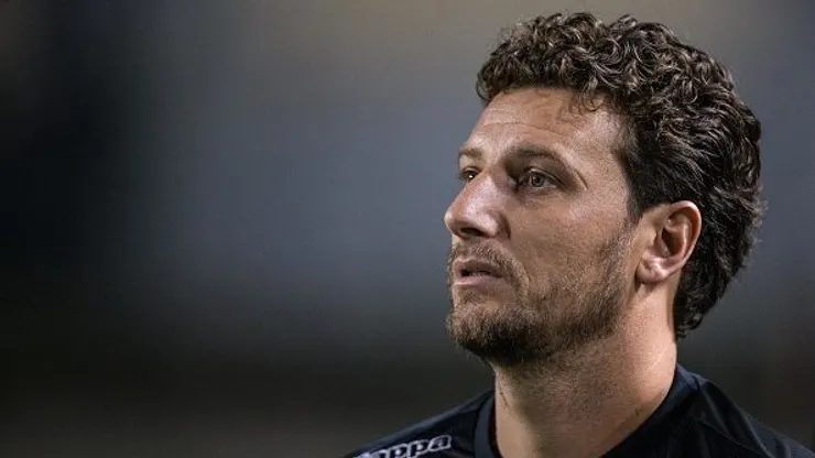 Elano, ex-treinador do Santos durante o hino nacional antes da partida entre Santos e Botafogo como parte do Campeonato Brasileiro 2017 no Estádio Pacaembu em