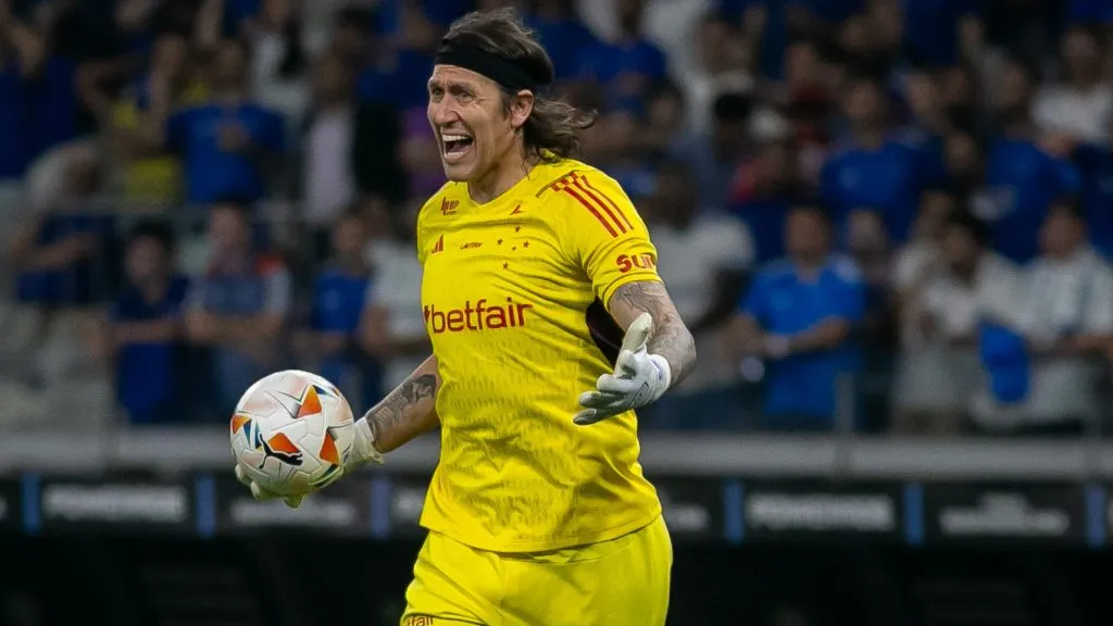 Cássio jogador do Cruzeiro durante partida contra o Lanús no Estádio Mineirão pela Copa Sul-Americana 2024. Foto: Fernando Moreno/AGIF