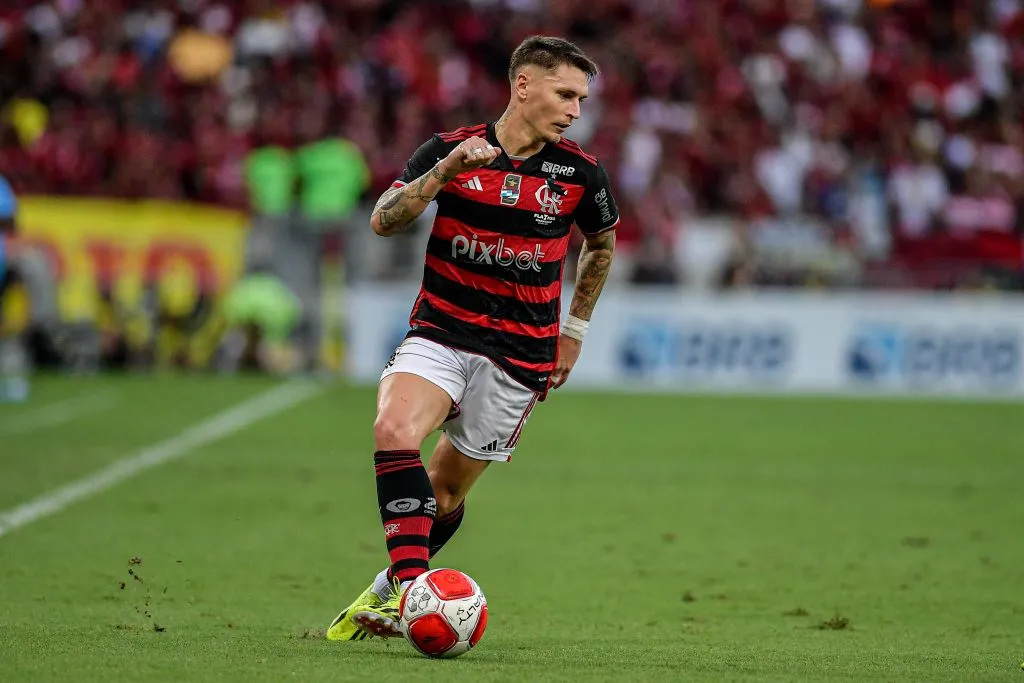 Varela estava presente no meio da confusão entre torcedores do Peñarol e a polícia, no Rio de Janeiro (RJ). Foto: Thiago Ribeiro/AGIF