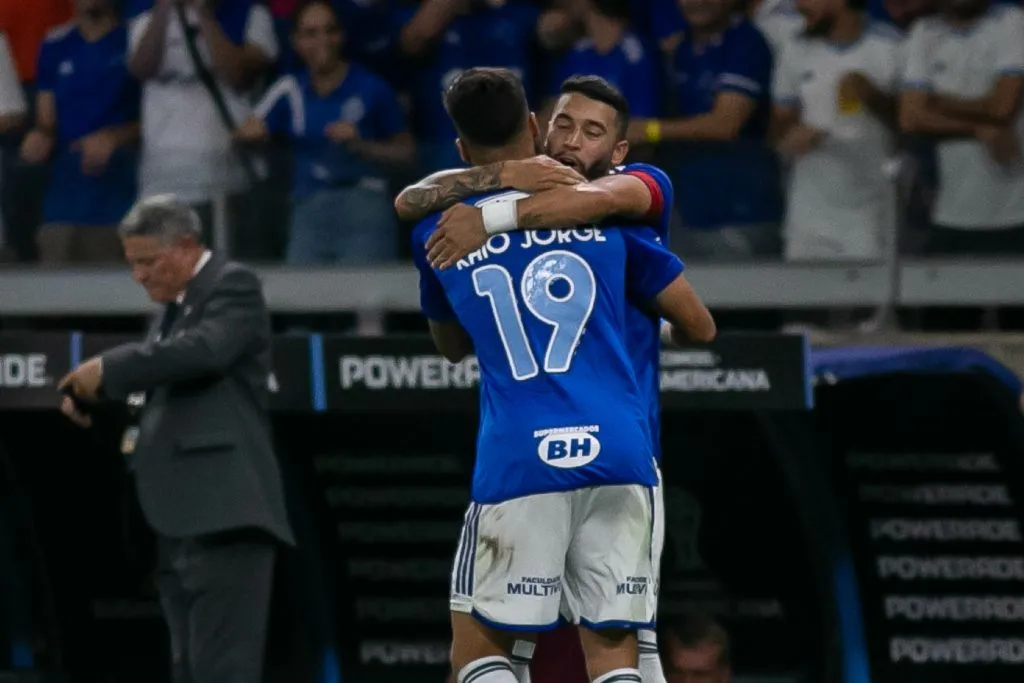 William abraça Kaio Jorge após gol