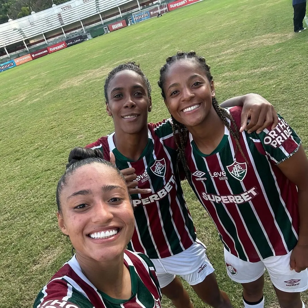 Nath Branco, Ludinha e Keké, as&nbsp;#GuerreiraDoFluzão&nbsp;comemoram após vitória sobre o Pérolas Negras no Carioca Feminino – Foto: Marina Garcia/FFC