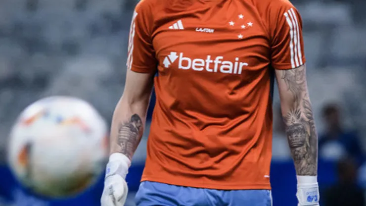 Cássio em aquecimento para Cruzeiro x Lanús.