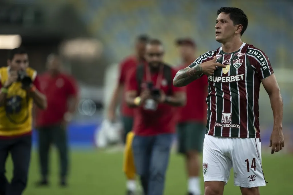 Cano reverencia a torcida após vitória do Fluminense sobre o Athletico-PR no Maracanã. Foto: Jorge Rodrigues/AGIF