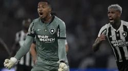 John Victor, goleiro do Botafogo durante partida contra o Corinthians no estadio Engenhao pelo campeonato Brasileiro A 2024