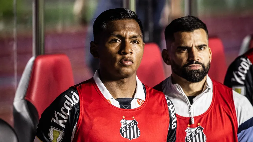 Morelos de colete vermelho do Santos junto de Rincón - Fotos: Raul Baretta/ Santos FC