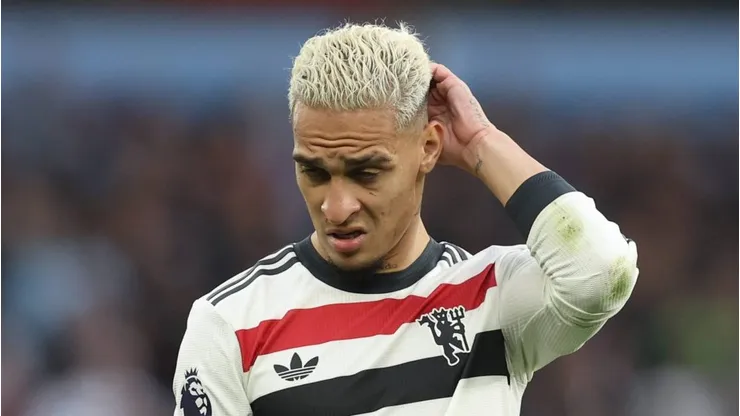 Football - 2024 / 2025 Premier League - Aston Villa vs Manchester United, ManU - Villa Park - Sunday 6th October 2024 Antony of Manchester United looks dejected PUBLICATIONxNOTxINxUK