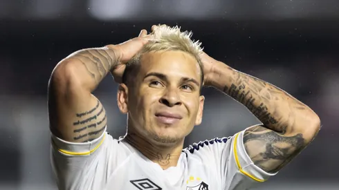 Soteldo com a camisa do SFC durante jogo do Campeonato Brasileiro 2023.