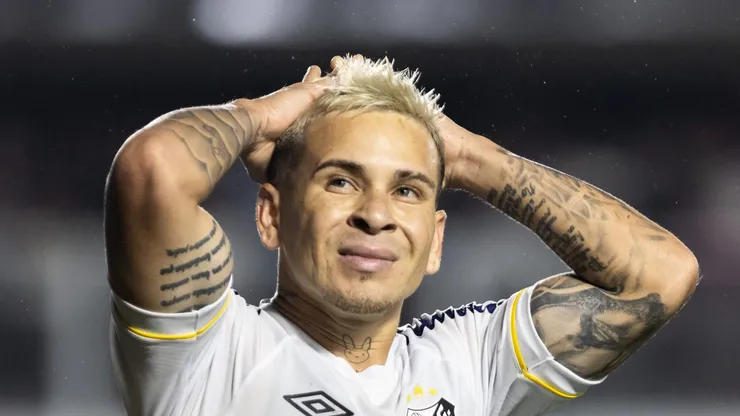 Soteldo com a camisa do SFC durante jogo do Campeonato Brasileiro 2023.