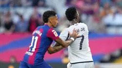 Raphinha e Vini Jr dividem a bola em partida da La Liga entre Barcelona e Real Madrid. (Photo by Alex Caparros/Getty Images)