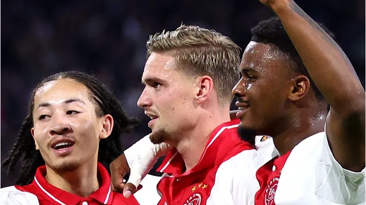 Kenneth Taylor comemora gol pelo Ajax em partida da Europa League diante do Besiktas. (Photo by Dean Mouhtaropoulos/Getty Images)