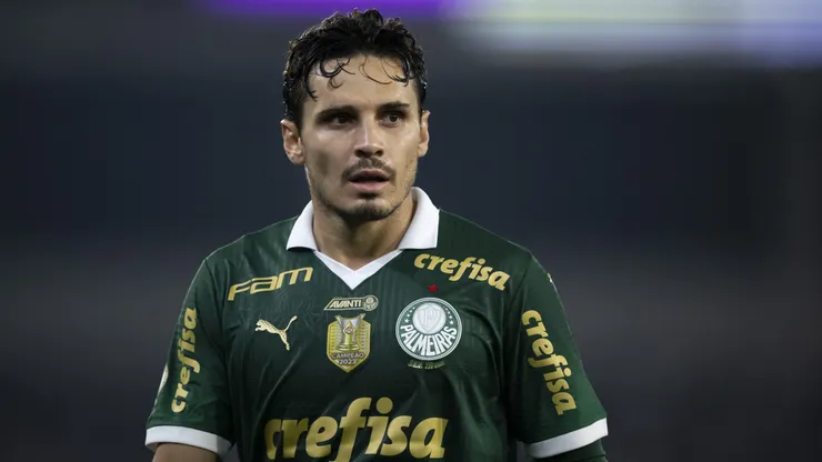 Alex parabeniza Veiga por gol 100 no Palmeiras
