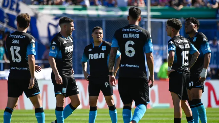 Elenco do Racing lamentando derrota para o Vélez.