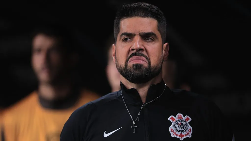 António Oliveira pediu Deyverson em junho, mas Timão não avançou – Foto: Ettore Chiereguini/AGIF