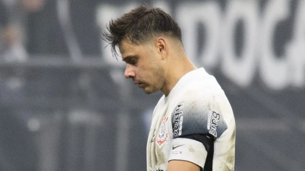 Romero cabisbaixo. Foto: Anderson Romão/AGIF