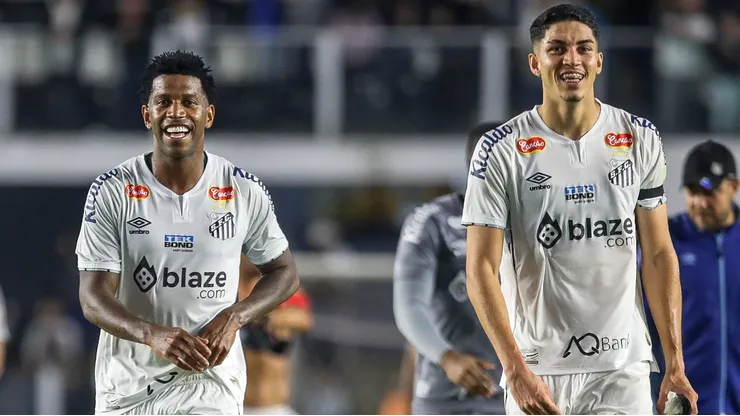 Gil e Jair são destaques na Vila Belmiro. Foto: Reinaldo Campos/AGIF