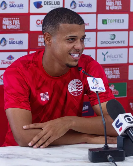 Lenadro em entrevista no Náutico – Foto: Gabriel França / CNC