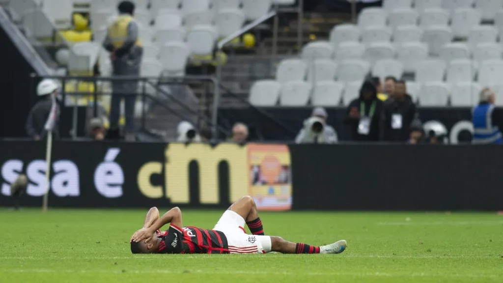 De La Cruz se lesiona em Flamengo x Corinthians. Foto: Anderson Romao/AGIF