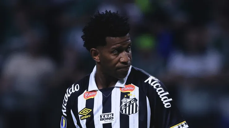 Gil zagueiro do Santos durante partida contra o Palmeiras no estadio Arena Allianz Parque pelo Campeonato Paulista 2024