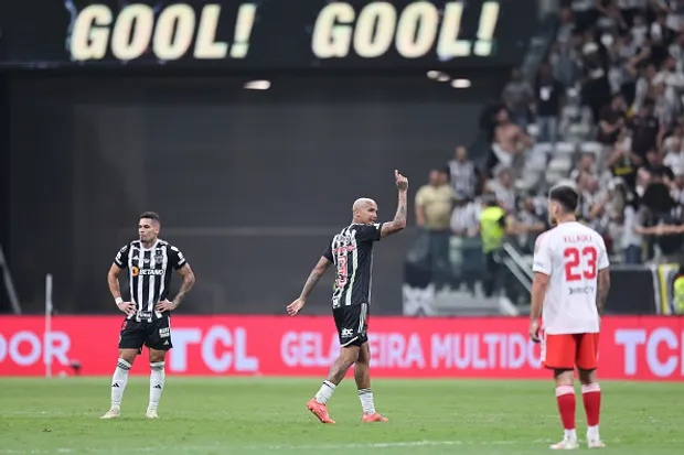 Deyverson, atacante do Galo comemora seu segundo gol durante a semifinal da Libertadores 2024 contra o River Plate na Arena MRV – Foto: Gilson Lobo/Getty Images