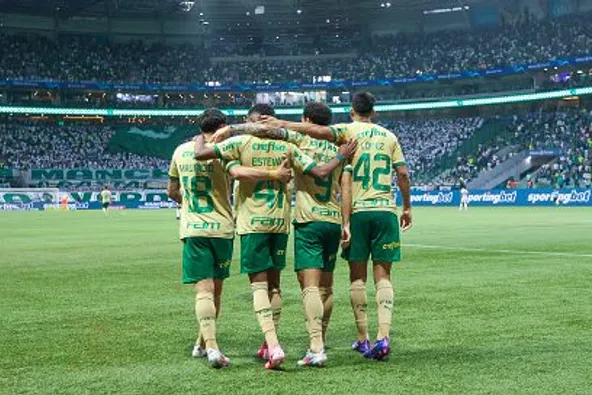 Estevao, do Palmeiras comemora com os companheiros após marcar o quarto gol da equipe contra o Criciuma no Allianz Parque, durante o Brasileirao 2024 – Foto:  Ricardo Moreira/Getty Images