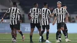 Matheus Martins, do Botafogo, comemora com os companheiros de equipe após vencer a partida contra o Flamengo, no Nilton Santos - Brasileirão 2024