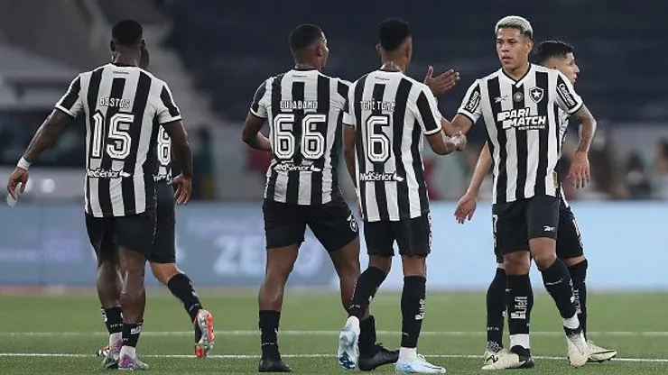 Matheus Martins, do Botafogo, comemora com os companheiros de equipe após vencer a partida contra o Flamengo, no Nilton Santos - Brasileirão 2024