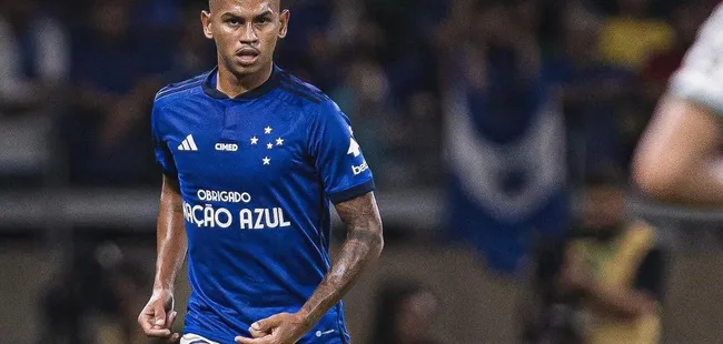 Fernando Henrique, dominando a bola e se preparando para fazer um passe para William no Brasileirão  Foto: Vinícius Silva/