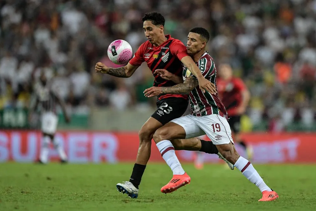 RJ – RIO DE JANEIRO – 22/10/2024 – BRASILEIRO A 2024, FLUMINENSE X ATHLETICO-PR – Kaua Elias jogador do Fluminense disputa lance com Feliphinho jogador do Athletico-PR durante partida no estadio Maracana pelo campeonato Brasileiro A 2024. Foto: Thiago Ribeiro/AGIF