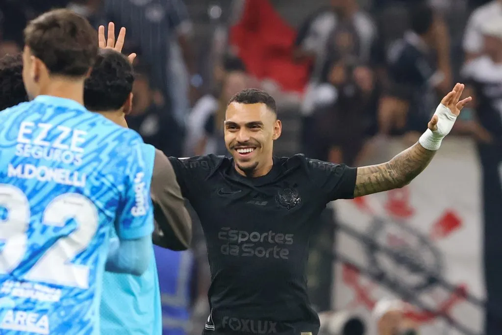 Matheuzinho comemora gol diante do Athletico-PR. Foto: Joisel Amaral/AGIF