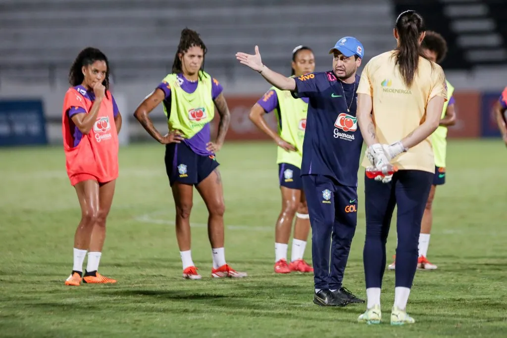 Arthur Elias tecnico da Selecao Brasileira Feminina durante treino no Estadio do Arruda em Recife (PE) para enfrentar a Selecao Jamaicana em dois amistosos antes das Olimpiadas de Paris. Foto: Rafael Vieira/AGIF