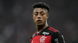 Bruno Henrique foi expulso por solada em Matheuzinho.