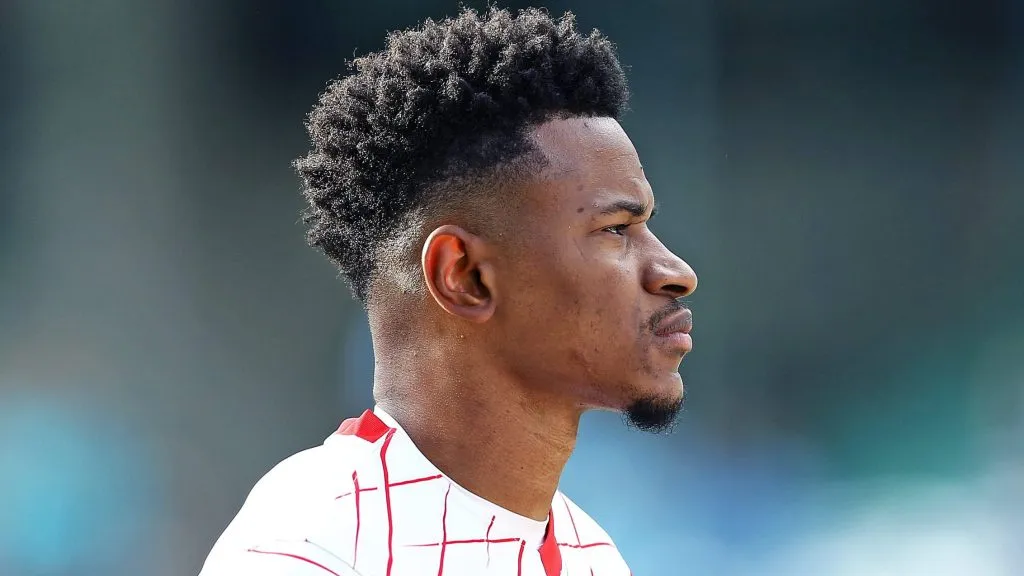 Eric Ramires perfilado no hino nacional - Foto: IMAGO