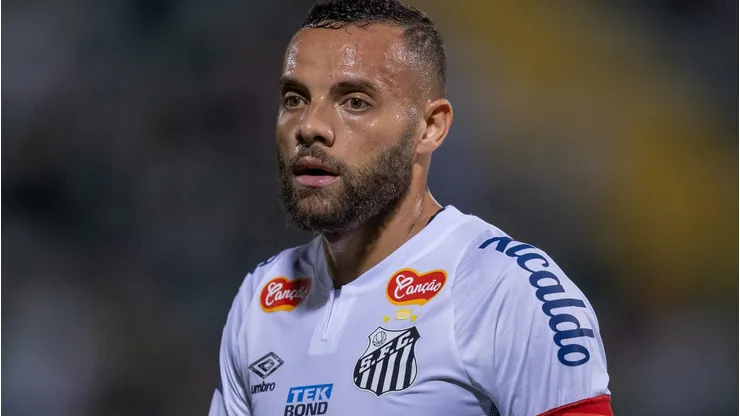 Guilherme durante partida entre Chapecoense e Santos, pela Série B do Campeonato Brasileiro, na Arena Condá.