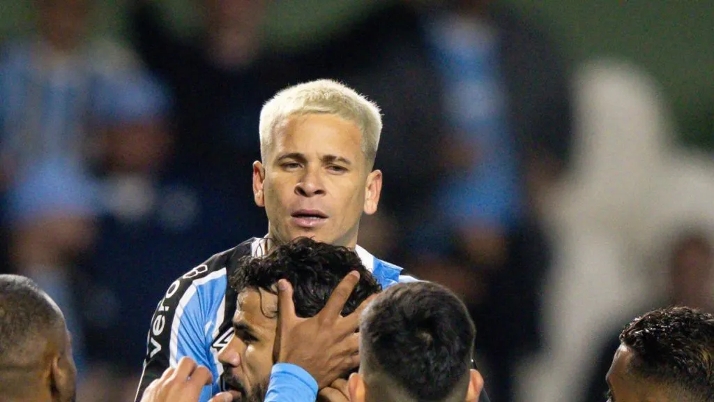 Foto: Rodolfo Buhrer/La Imagem/Fotoarena – Soteldo não fica no Grêmio para 2025, assim como Reinaldo e outros jogadores.