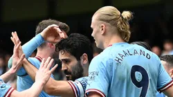 Jogadores do Manchester City comemoram gol em partida da Premier League diante do Leeds. (Photo by Gareth Copley/Getty Images)